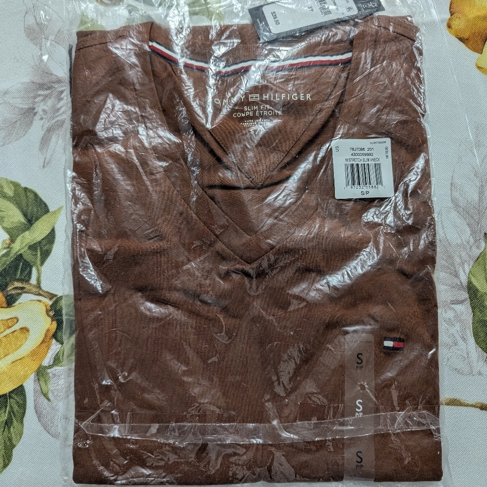 Tommy Hilfiger small tea v-neck